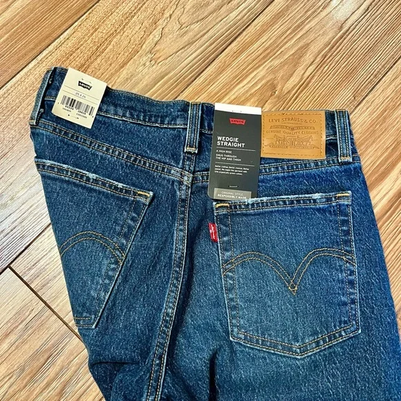 Levi's Wedgie Straight Jeans - Picture 2 of 4